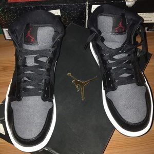 Air Jordan mids